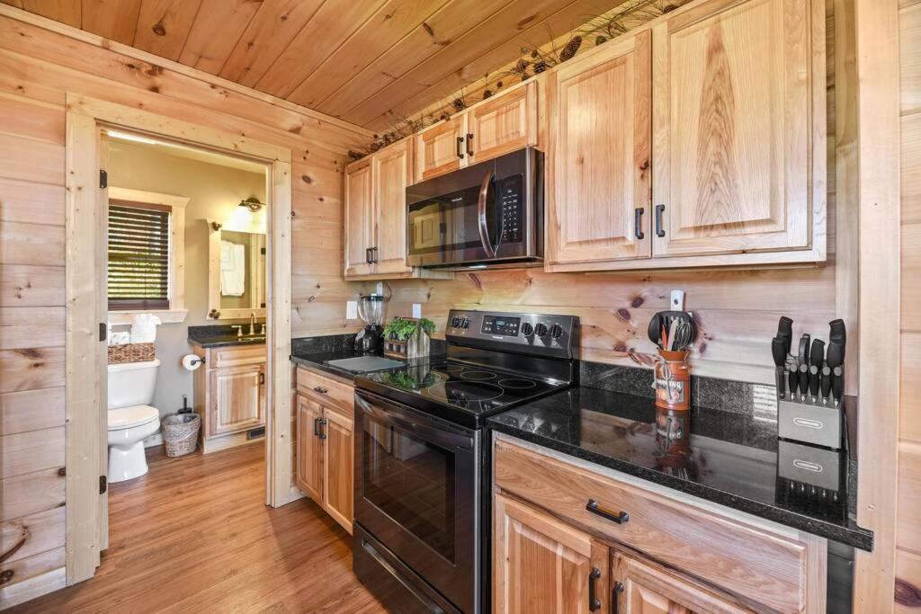 Walnut Ridge Cabin. Sleeps 7-11! Hot Tub, Pool Table, Minutes To Downtown Gatlinburg! Екстер'єр фото
