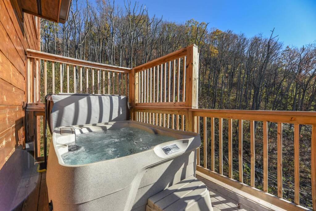 Walnut Ridge Cabin. Sleeps 7-11! Hot Tub, Pool Table, Minutes To Downtown Gatlinburg! Екстер'єр фото