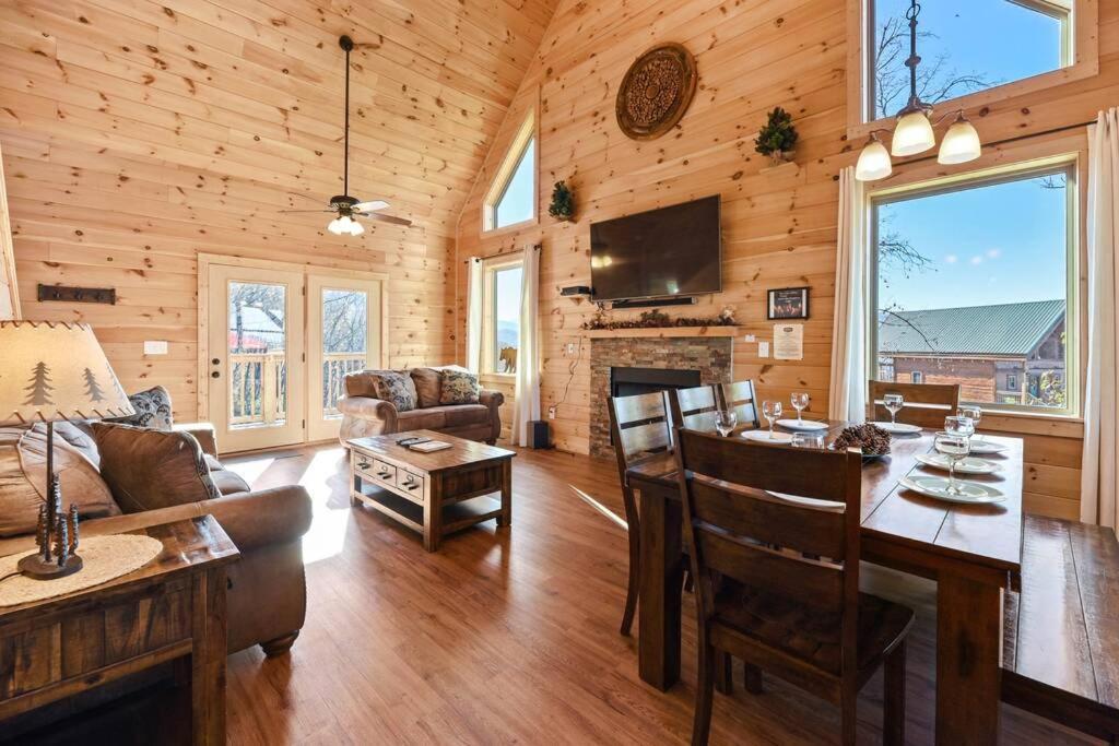 Walnut Ridge Cabin. Sleeps 7-11! Hot Tub, Pool Table, Minutes To Downtown Gatlinburg! Екстер'єр фото
