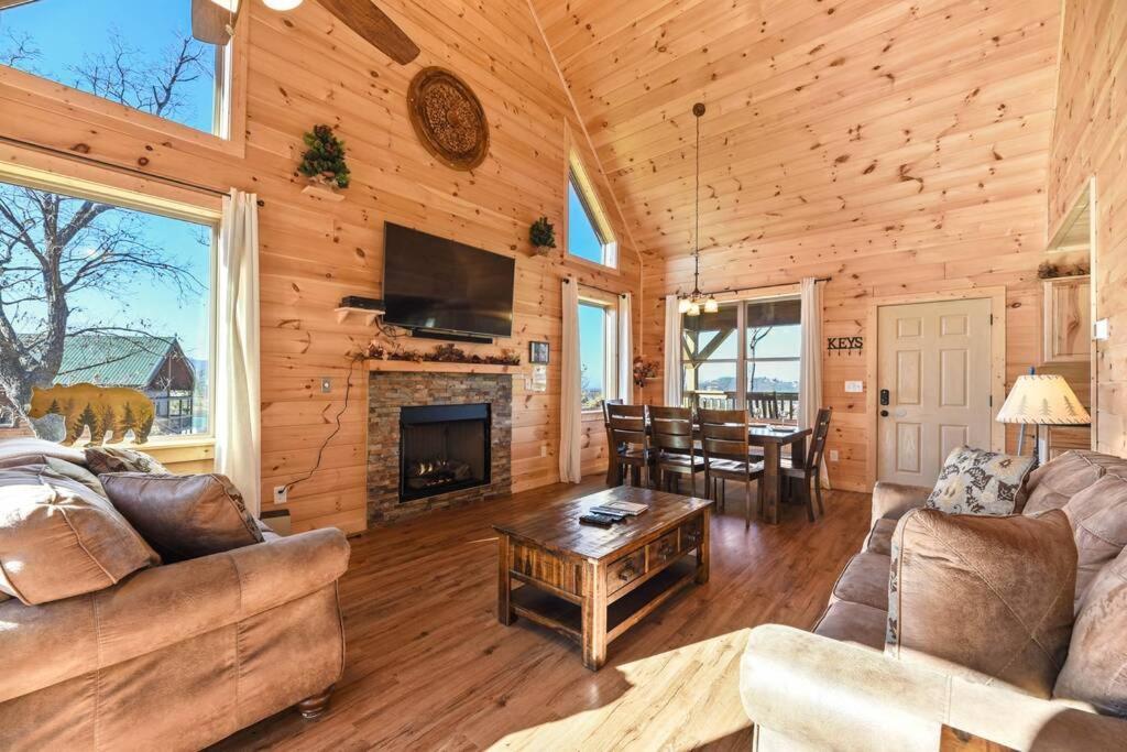 Walnut Ridge Cabin. Sleeps 7-11! Hot Tub, Pool Table, Minutes To Downtown Gatlinburg! Екстер'єр фото