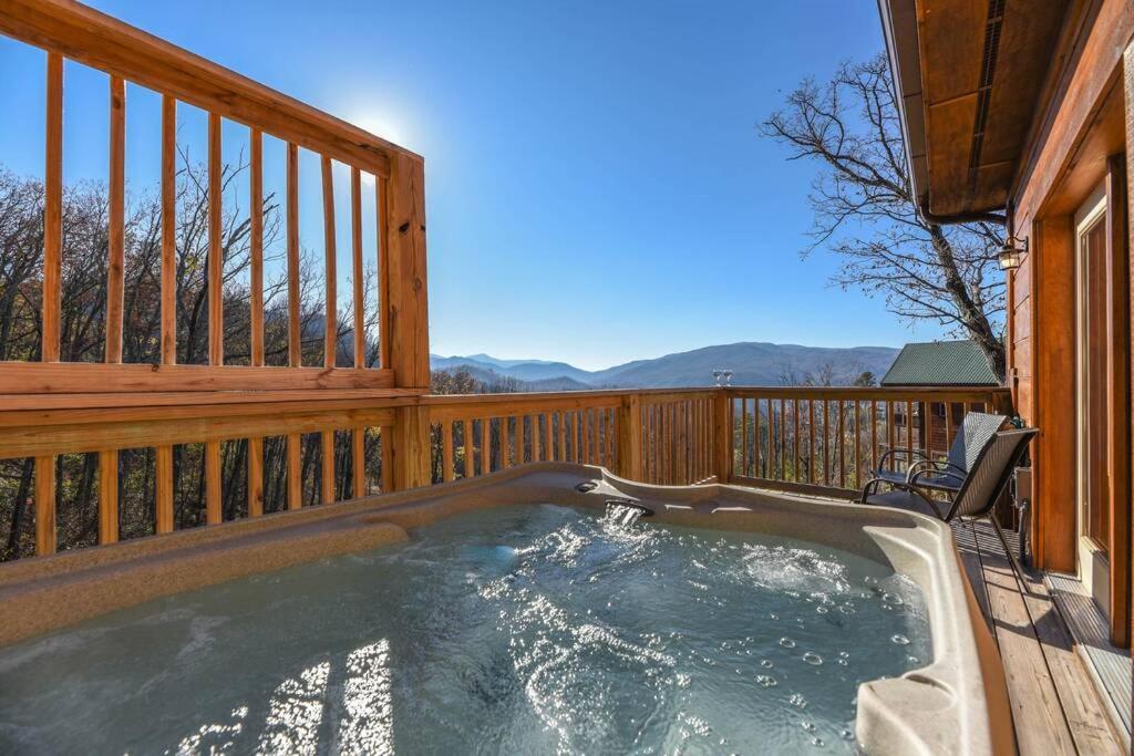 Walnut Ridge Cabin. Sleeps 7-11! Hot Tub, Pool Table, Minutes To Downtown Gatlinburg! Екстер'єр фото