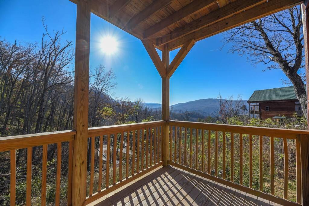 Walnut Ridge Cabin. Sleeps 7-11! Hot Tub, Pool Table, Minutes To Downtown Gatlinburg! Екстер'єр фото