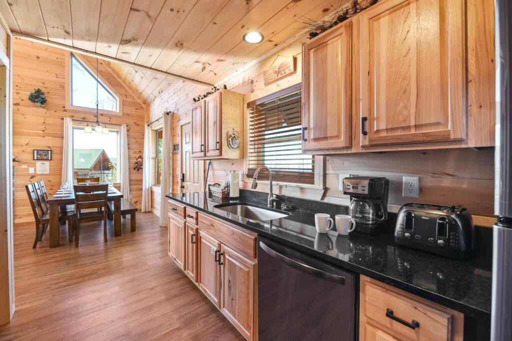 Walnut Ridge Cabin. Sleeps 7-11! Hot Tub, Pool Table, Minutes To Downtown Gatlinburg! Екстер'єр фото