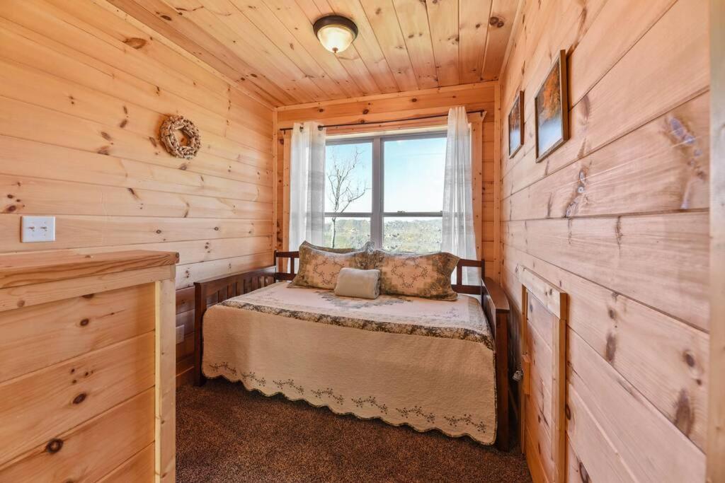 Walnut Ridge Cabin. Sleeps 7-11! Hot Tub, Pool Table, Minutes To Downtown Gatlinburg! Екстер'єр фото