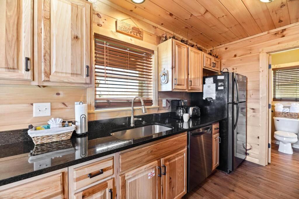 Walnut Ridge Cabin. Sleeps 7-11! Hot Tub, Pool Table, Minutes To Downtown Gatlinburg! Екстер'єр фото