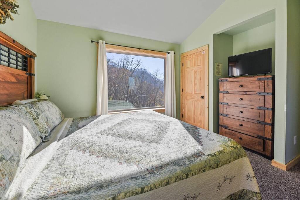 Walnut Ridge Cabin. Sleeps 7-11! Hot Tub, Pool Table, Minutes To Downtown Gatlinburg! Екстер'єр фото